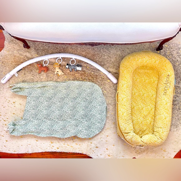 Dockatot with extra cover & toy arch - Picture 1 of 6